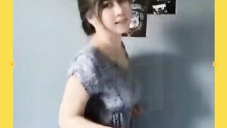 Daster biru, senyum manis, jogetnya sukses bikin timeline panas dingin