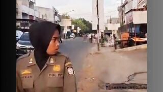 Satpol PP Dilempari Batu dan Dibusur saat Tertibkan Manusia Silver di Jalan Veteran, Makassar