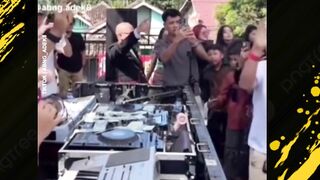 VIRAL! Aksi seorang anggota DPRD Lampung Utara, Hatami, yang asik menyawer disk jockey (DJ) wanita