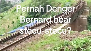 Kereta api membelah bukit