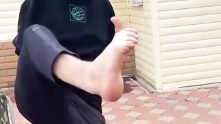 Man Without Arms Cooks with Feet While Reciting the Holy Quran – Truly Inspirational