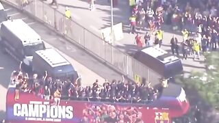 احتفالات برشلونة بالتلاتية