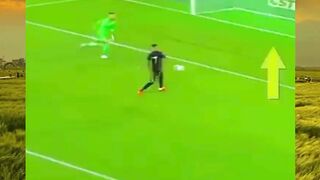 Magic on the pitch! ⚽️???? Siapa bilang sihir cuma ada di film? Lihat aksi jenius ini di lapangan!