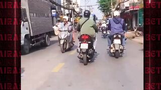 ⁣⁣Menurut kalian apa yang sedang dilakukan pengendara motor ini sob Coba tulis di kolom komentar..