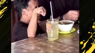 NGAKAK! Lagi makan tiba-tiba kesurupan