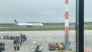 United Airlinen, airport plane spotting, 777 takeoff, aircraft ground movement, aviation video, runway action, plane lovers,