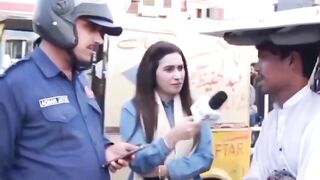 Police ne riksha rokha pir dekhain Kya howa