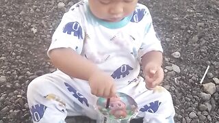 Ternyata Enak juga Minum es.