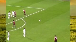 ⚽???? Ketika gravitasi hanya jadi teori… Gol akrobatik ini bukan cuma poin—ini seni di udara! ????????