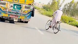 Very funny ???? video ???? babe ke pache polic lag gai