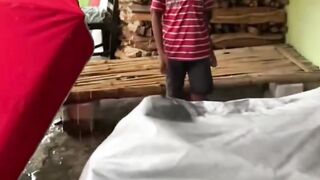 Bocil yg pake payung buat dagang