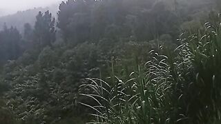 Pemandang di gunung sambil dengar lagu