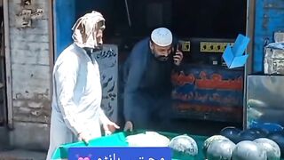 اس کو کہتے ہیں  خاندانی ہوتا ہے اچھے ماں باپ کی اولاد بھی اچھی ہوتی ہے دل  خوش ہوا