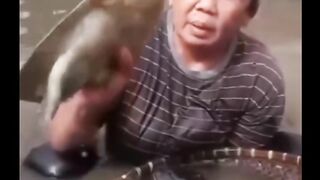 Lo suka konten viral dan kejadian mengejutkan? Follow aja, biar gak kudet tiap ada insiden seru!