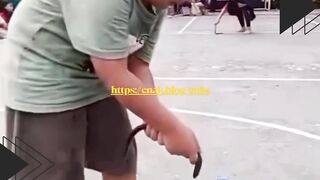 ???? SERU + NGAKAK! Lomba masukin belut ke botol, tapi belutnya licin banget sampe peserta ikutan joget! ????????