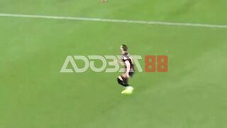 Lawan tinggal selangkah lagi cetak gol.