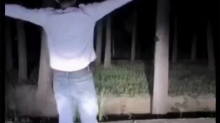 baru saja mau ekpresi ada yang muncul di semak2