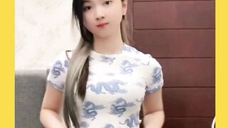 Wanita muda ini tampil enerjik dan penuh percaya diri saat joget di media sosial. Bikin mood naik!