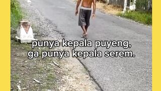 Kayaknya dia lupa pasang kepala sebelum keluar rumah