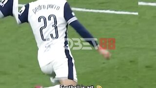 Bola itu terangkat pelan tapi pasti