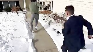 How_I_imagine_videographers_film_a_chase_scene.(360p).