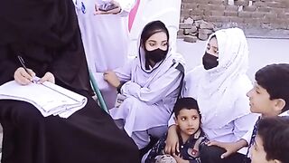 Ya larkian kia krvrhe hain???? funny vidio