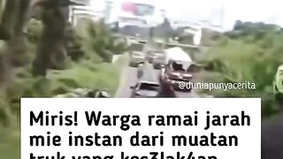 Sebuah truk bermuatan mie instan terperosok di Jalintim Palembang–