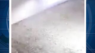 Aksi 3 remaja memindahkan kursi panjang ke tengah jalan dan mengakibatkan kecelakaan.