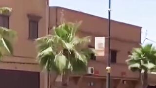 مختل عقلي يهاجم  إمارة بمدينة كلميم