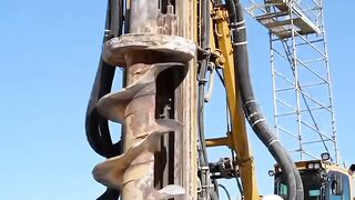 Excavator besar
