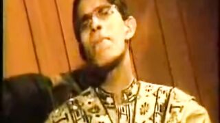 Hilarious 90s Pakistani Singer Sings "Teedi Papa" - A Classic Comedy Song!