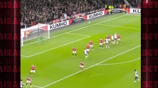 Fans manchester united mengubur mimpinya untuk menjuarai europa league tadi malam setelah takluk dari spurs