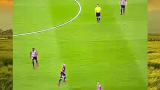 Gol ini? Gak masuk akal. Kayak main FIFA tapi level beginner ???? Messi dribble sendiri dari tengah, lewatin semua pemain, terus... GOAL!
