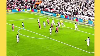 Micky van de Ven tampil luar biasa dalam laga melawan Manchester United. Blok, tekel, dan positioning-nya? Kelas dunia!