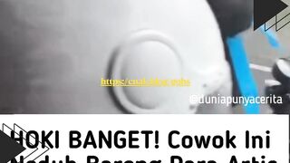 Lagi neduh karena hujan besar, eh malah ketemu artis! ????☔️