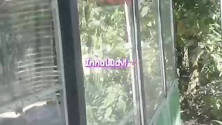 Bersih-bersih gerobak gorengan (Cleaning the fried food stall)