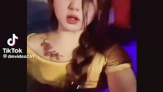 Girl TikTok video banaya hai zaber
