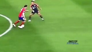 Bola itu bundar, tapi kadang yang muter cuma kamu. Ya udah, gas aja sendiri.