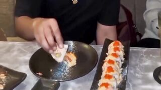 laki laki tidak bercerita, tapi dateng dan makan ala warteg ????????