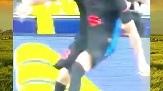 ⚽️ Tendangan melengkung, harapan melambung! Saat bola bicara lewat lengkungannya, semua terdiam. #GolSpektakuler #SepakBola