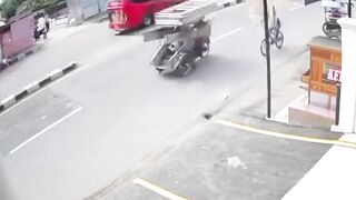 Saat Ibu-ibu Nyelonong di Jalan Raya Sebabkan Kecelakaan di Indramayu, Habis Kejadian Kabur Begitu Saja