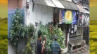 DC nabrak pengendara Beat gegara nunggak cicilan. Korban luka, pelaku kabur. Gak manusiawi! ???? | MESINGG
