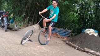 BELAJAR SEPEDA RODA SATU
