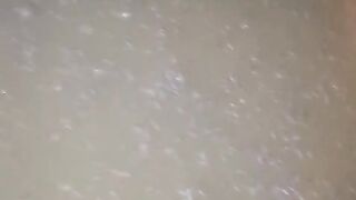 Larva lele berenang lemas setelah kolam kehujanan, itu wajar