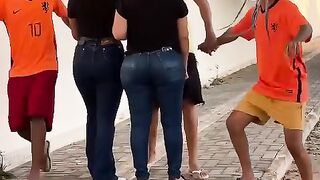 ATRAPALHANDO PESSOAS NA RUA