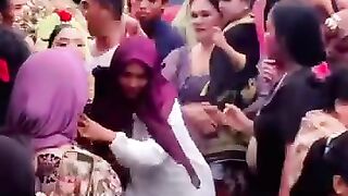 Pernikahan di Lombok Viral Gegara Tingkah Pengantin Wanita Disorot, Ternyata Baru Lulus SD 2