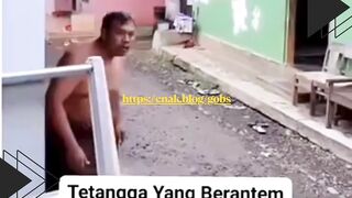 ???? Bapak-bapak lagi lewat, eh malah jadi korban perang tetangga!