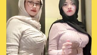Katanya cewek berhijab nggak bisa joget? Nih aku kasih bukti sambil senyum manis