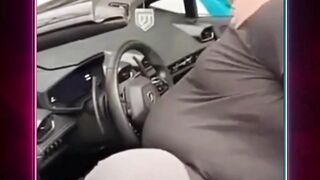 Ini mobilnya yang kekecilan atau gimana sih