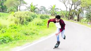 Skating_between 2 women s #Road #cycle